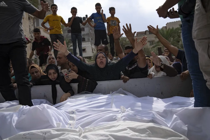 Pessoas lamentam mortes depois de ataque aéreo israelense na cidade de Gaza, em 9 de outubro de 2023  Foto: Fatima Shbair/AP