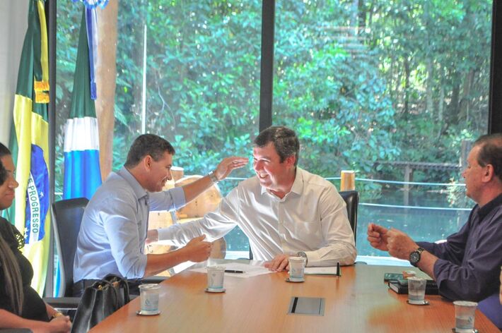 (4.out.23) - O governador de Mato Grosso do Sul, Eduardo Riedel (PSDB), em reunião com o prefeito de Novo Horizonte do Sul, Guga.