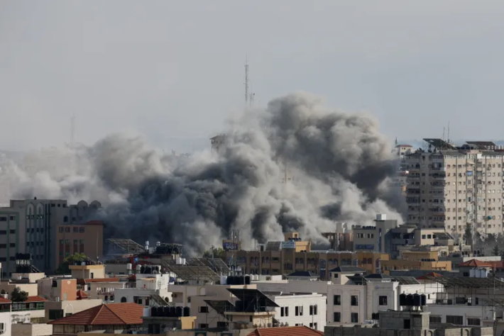 Fumaça sobe após ataques israelenses em Gaza. [Mohammed Salem/Reuters] (Reuters)