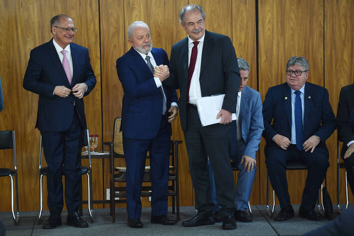 O presidente Lula com Geraldo Alckmin (esq.), ministro do Desenvolvimento, Indústria e Comércio, e Aloizio Mercadante, presidente do BNDES (dir.) . Foto: Lucio Tavora/Xinhua