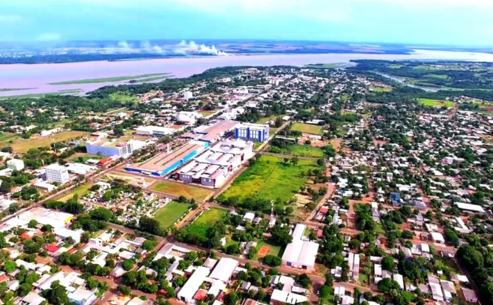 Guaíra é um município do Paraná, localizado na fronteira com o Paraguai e o estado do Mato Grosso do Sul, às margens do Rio Paraná, fazendo divisa com a cidade de Salto del Guairá, no Paraguai, e Mundo Novo, no Mato Grosso do Sul.