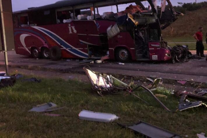 Ônibus da IVE Tur destruído após colidir em caminhão carregado com madeiras, em Porto Feliz. Foto: Reprodução 