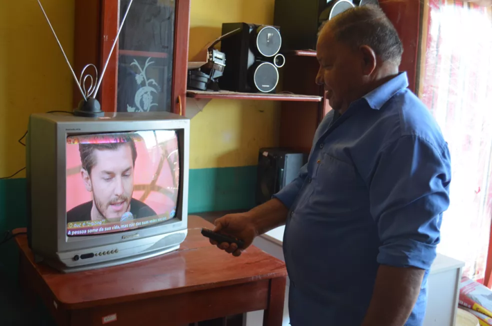 Empreendedor Tião Moreira trabalha com a venda de TVs de tubo em Macapá  Foto: Jorge Abreu/G1