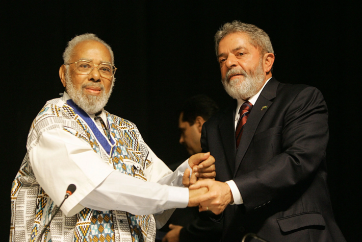 Abdias é condecorado na Bahia pelo presidente Lula, em 2006, com a Ordem do Rio Branco, a mais alta condecoração brasileira. Foto: Arquivo
