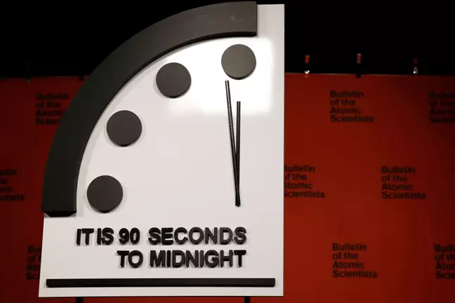 O Relógio do Juízo Final atualmente está mais próximo da meia-noite do que nunca. Crédito: Anna Moneymaker / Equipe / Getty Images