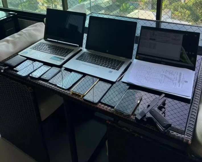 Celulares e computadores encontrados pela PF na casa de Giancarlo Gomes Rodrigues, militar investigado em operação sobre espionagem na Abin  Foto: Reprodução