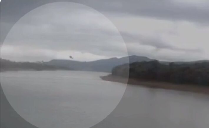 Helicóptero com quatro pessoas a bordo cai no Lago de Furnas em Capitólio, MG.
