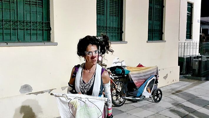 De bicicleta, palhaça venezuelana Miss Jujuba atravessou o Brasil. Foto: CN