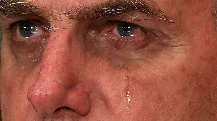 Bolsonaro chora sabendo que em razão de diversos crimes que cometeu, terminará na cadeia. Foto: Marcos Corrêa/PR