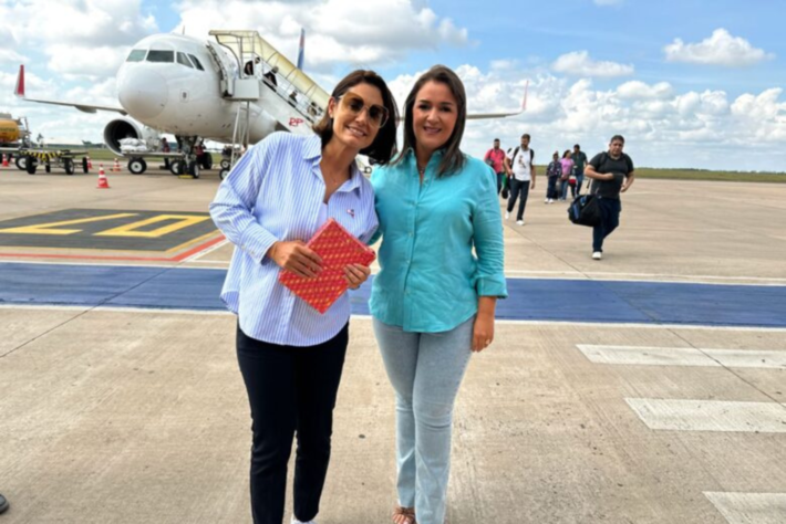 A ex-primeira-dama Michelle Bolsonaro foi recebida pela prefeita Adriane Lopes no aeroporto de Campo Grande (MS). Foto: Reprodução