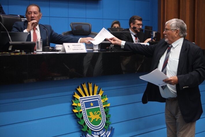 Zeca do PT entrega documento com indicação ao deputado Gerson Claro, presidente da Casa de Leis em MS. Foto: Reprodução
