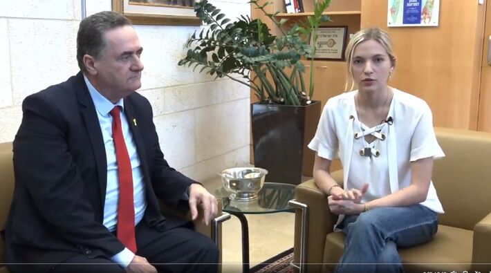 A brasileira que vive em Israel  Rafaela Triestman, de 20 anos, ao lado do ministro de Relações Exteriores israelense, Israel Katz. Foto: Reprodução
