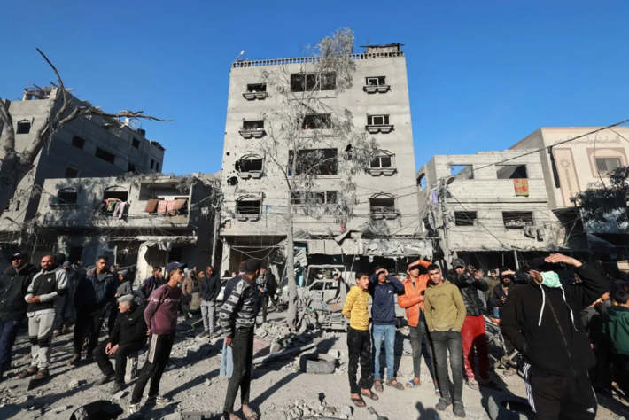 Israel ataca a cidade de Rafah, no extremo sul de Gaza, onde mais de 1,4 milhões de palestinos estão em abrigos tendas improvisadas. [Mohammed Abed/AFP]