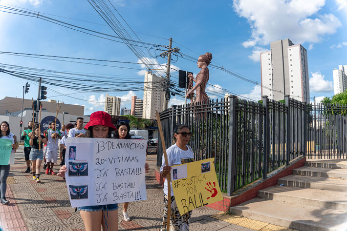 Manifestantes, amigos e familiares de Raul protestaram cobrando celeridade do Fórum de Justiça em Campo Grande. Foto: Tero Queiroz 