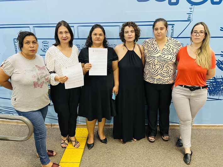 A vereadora Luiza Ribeiro durante entrega de moções de repúdio na Câmara Municipal de Campo Grande. Foto: Divulgação 