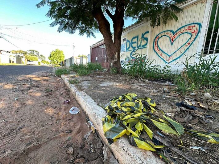 Fitas amarelas indicam onde rapaz foi assassinado (Foto: Marcos Maluf) - CREDITO: CAMPO GRANDE NEWS