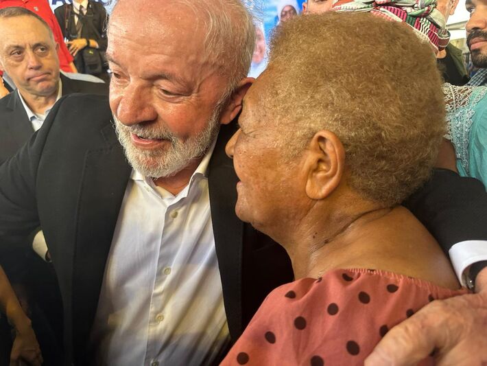 Presidente Lula abraça Antônia Inácio durante visita a Campo Grande (MS). Foto: Reprodução