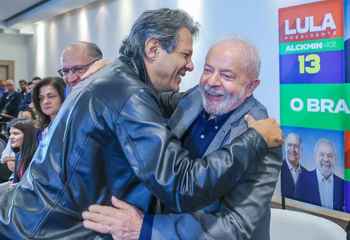 O presidente do Brasil, Luiz Inácio Lula da Silva, e seu ministro da Fazenda, Fernando Haddad, estão à frente de um projeto que impulsiona a economia brasileira. Foto: Ricardo Stuckert