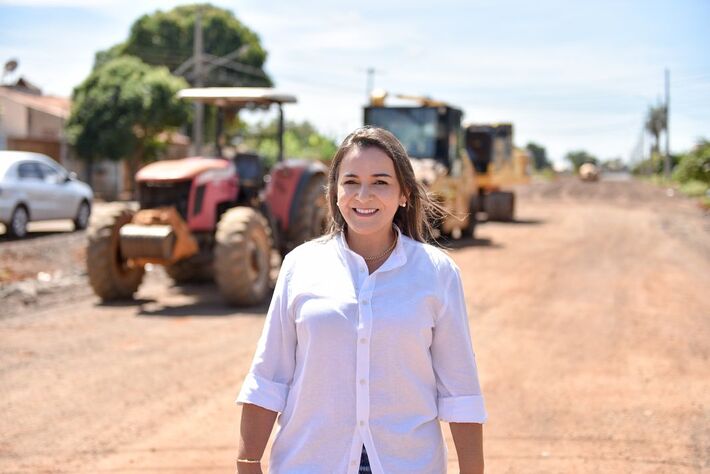 Adriane Lopes durante visita a obras de infraestrutura na periferia campo-grandense. Foto: Redes 