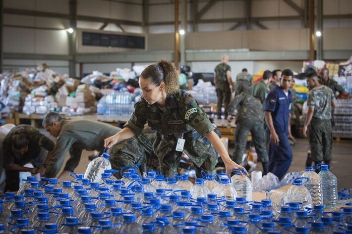 Militares organizam donativos que vão ser entregues em Canoas.