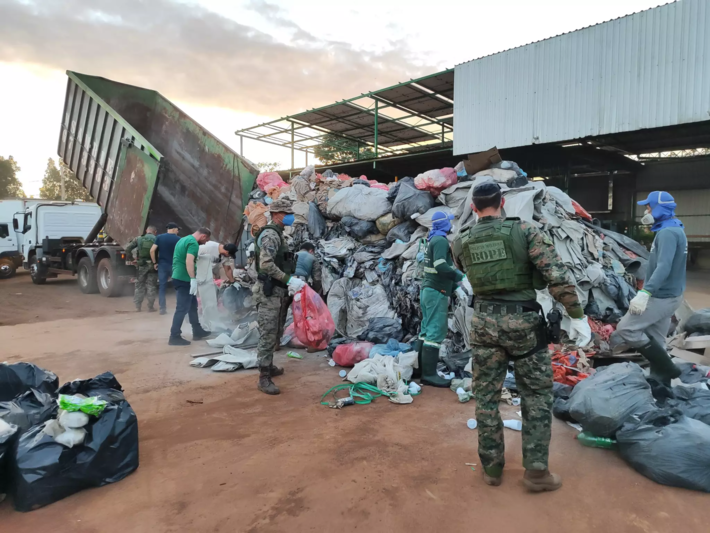 Caminhão de recicláveis sendo descarregado após policiais do Bope descobrirem dogas no local.  Foto: Bope | Divulgação