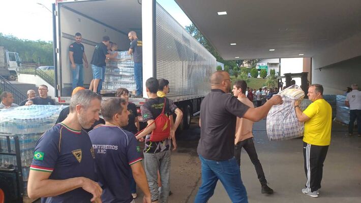 Caminhões sendo carregados para levar donativos ao RS. Foto: Lenadro Schmidt 