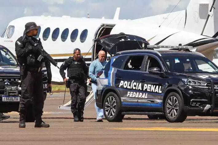 Chiquinho Brazão escoltado ao descer de aeronave em Campo Grande (Foto: Henrique Kawaminami)  - CREDITO: CAMPO GRANDE NEWS