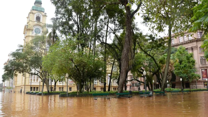 Vista geral da Praça da Alfândega, em Porto Alegre (RS), após cheia do Guaíba  Crédito: Donald Hadlicj/Còdigo19/Estadão Conteúdo