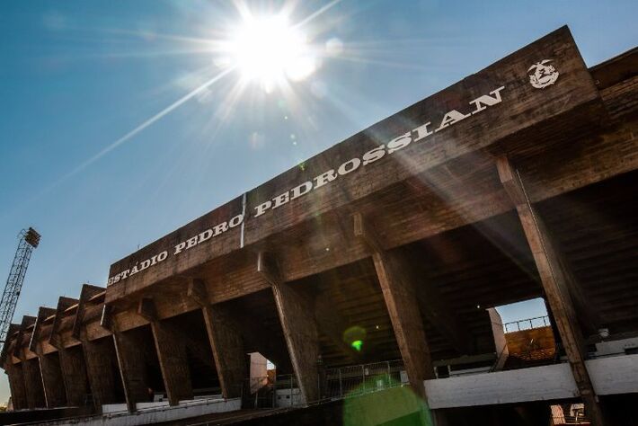 Estádio Morenão está em reforma desde 2022; obras serão acompanhadas por comissão de parlamentares estaduais.