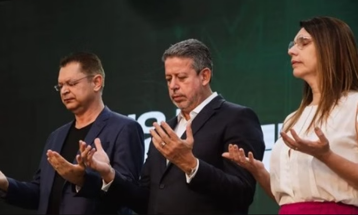 O presidente da Câmara acompanhado do coordenador da frente evangélica, o deputado Sóstenes Cavalcante (PL-RJ), aliado de Silas Malafaia.