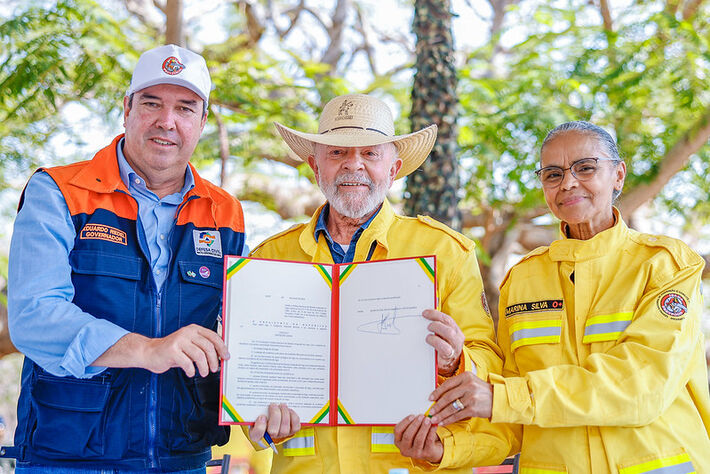 Em 31.07.2024, o presidente Lula sancionou a Política Nacional de Manejo Integrado do Fogo e anunciou medidas contra incêndios no Pantanal, em evento com o governador Riedel e a ministra Marina Silva em Corumbá, MS.  Foto: Ricardo Stuckert / PR