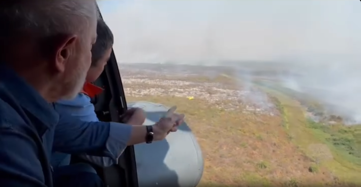 Presidente Lula e o governador Eduardo Riedel, vistoriam combate a incêndios no Pantanal sul-mato-grossense. Foto: Print, Ricardo Stucket 