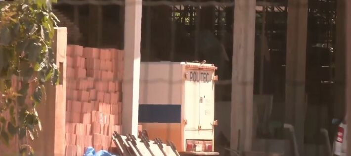 Carro da Polícia Técnica do MT na empresa de cerâmica onde o trabalhador morreu carbonizado. 