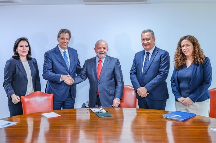 O presidente Lula com a equipe econômica do governo: os ministros Fernando Haddad (Fazenda), Rui Costa (Casa Civil), Simone Tebet (Planejamento e Orçamento) e Esther Dweck (Gestão e Inovação).  Foto: Ricardo Stuckert