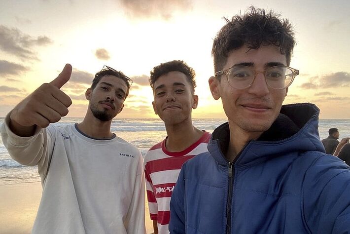 Nesta foto sem data fornecida por Helmi Hirez, Mohamed (Medo) Halimy, à esquerda, e os irmãos gêmeos Mohammed Hirez, ao centro, e Helmi Hirez, à direita, estão em uma praia em Gaza. (Helmi Hirez via AP).