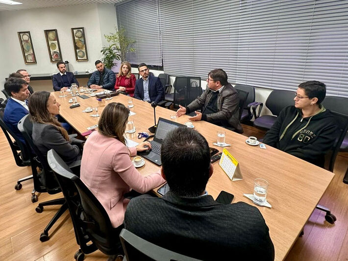 Familiares reunidos com representantes do MPMS