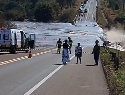 Imagem mostra momento em que barragem estoura