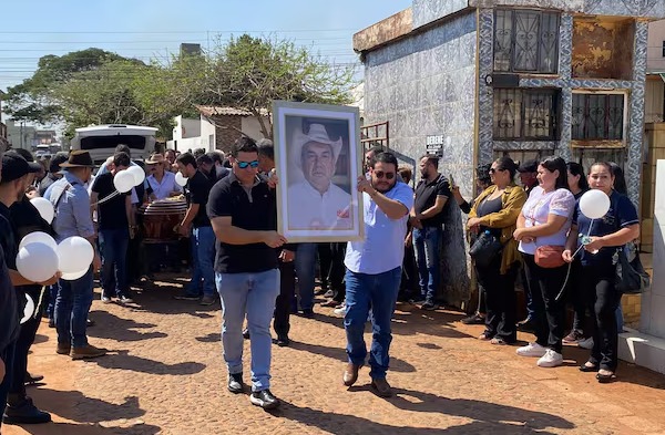 Família durante sepultamento do deputado Lalo