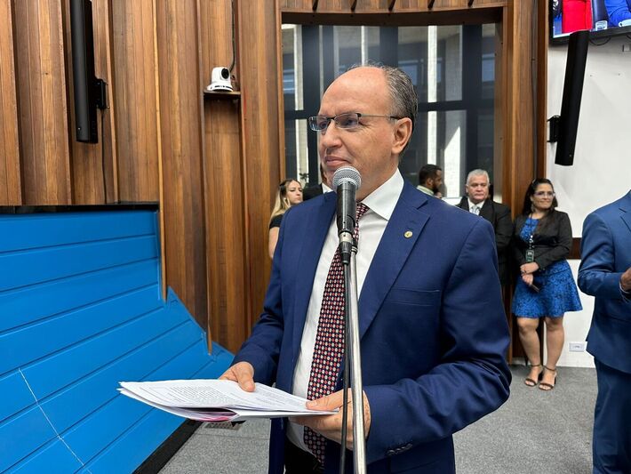 Deputado Junior Mochi durante sessão na Alems