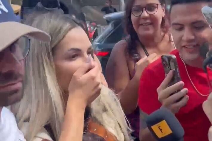 Deolane se apresentando com a boca tapada, em protesto