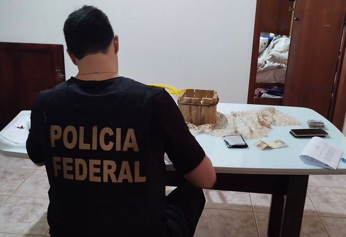 Agentes da PF durante operação. 