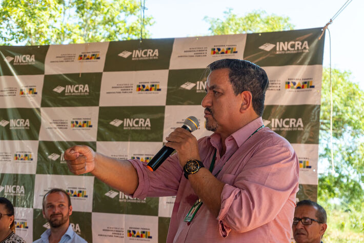 (15.mar.24) - Paulinho do INCRA, durante entrega de Títulos Definitivos no Assentamento 7 de Setembro. Foto: Tero Queiroz 