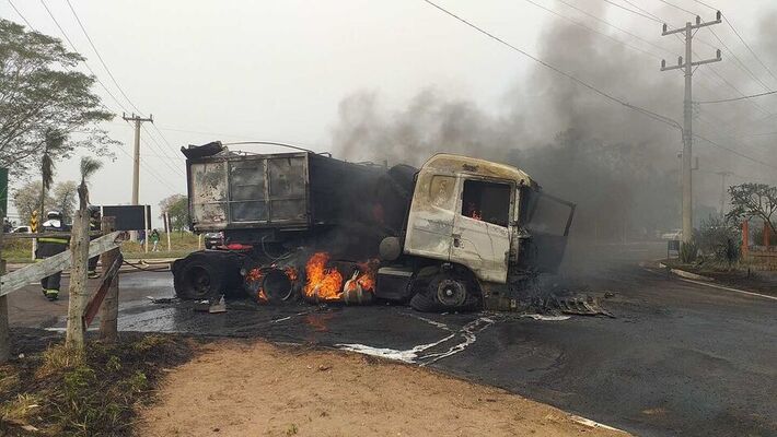 Colisão entre carretas levou a 3 mortes em Bela Vista (MS). 