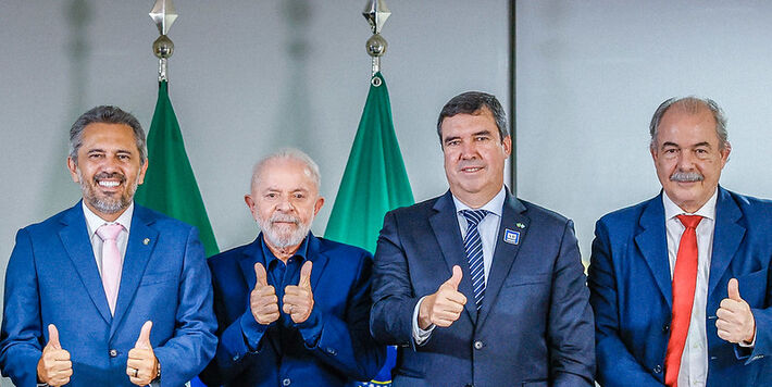 26.09.2024 - O presidente Lula se reuniu com os governadores Elmano de Freitas (Ceará) e Eduardo Riedel (Mato Grosso do Sul) para assinar acordos do Programa BNDES Invest Impacto. Foto: Ricardo Stuckert / PR