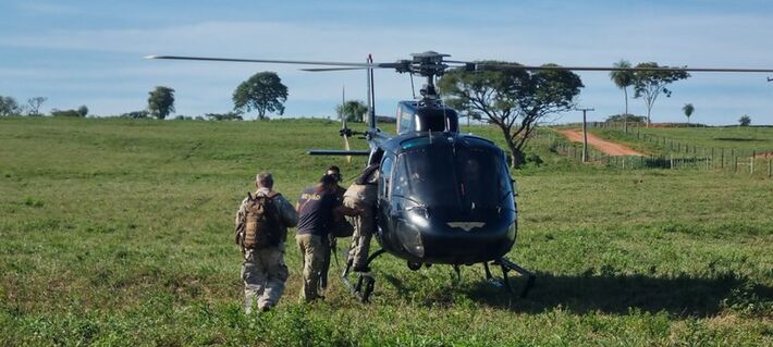 Agentes policiais durante operação