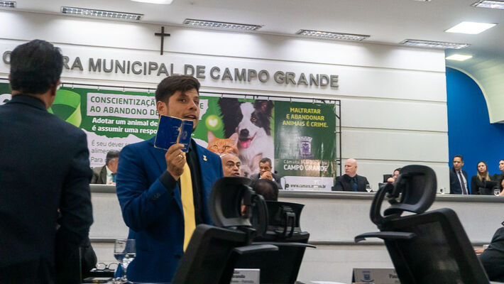 (14.dez.23) - Tiago Vargas fez fricote com carteira trabalhista sugerindo que agentes culturais não trabalham. Foto: Tero Queiroz