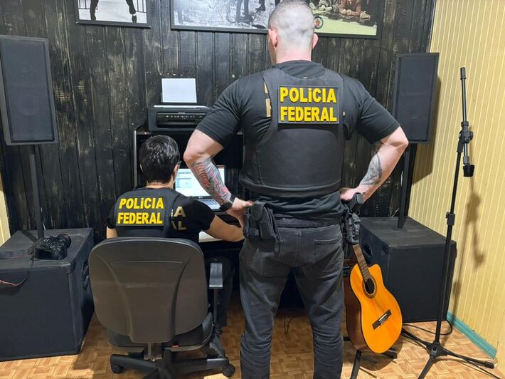 Agentes da PF durante cumprimento de mandato