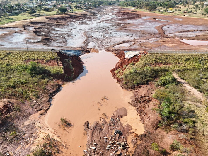 Barragem rompida não tinha licenças ambientas