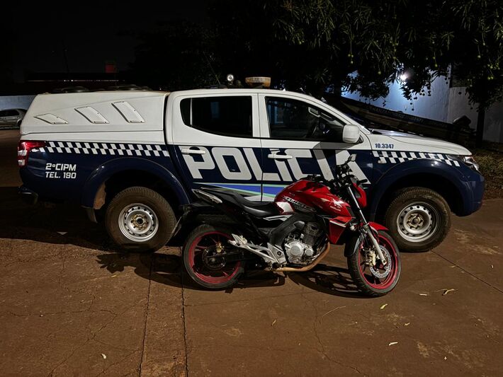 Moto foi apreendida pela Polícia Militar