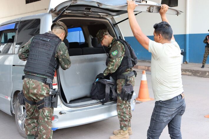 Militares durante fiscalização